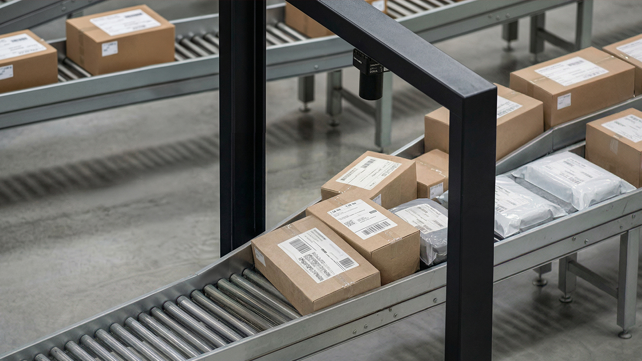 zebra-iris-gtx-conveyor-package-buildup-jam-photography-lifestyle-16×9